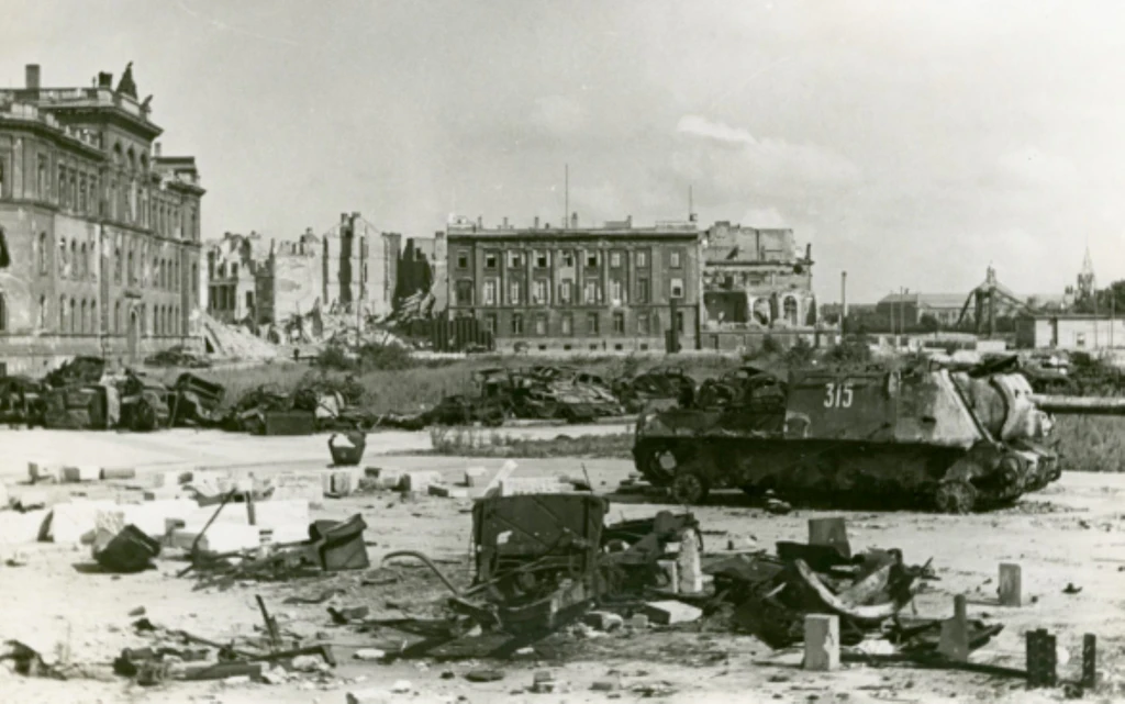 Das teilweise beschädigte Gebäude während des Krieges