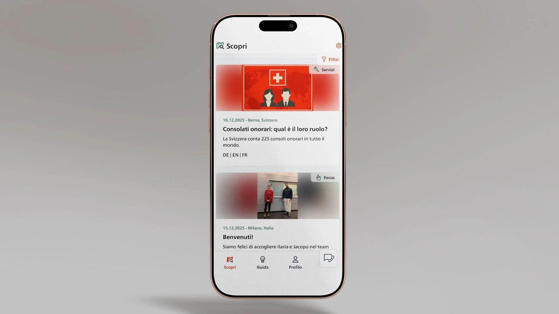 La figura mostra uno smartphone su cui è aperto il feed dell’app SwissInTouch. Si vedono due post.
